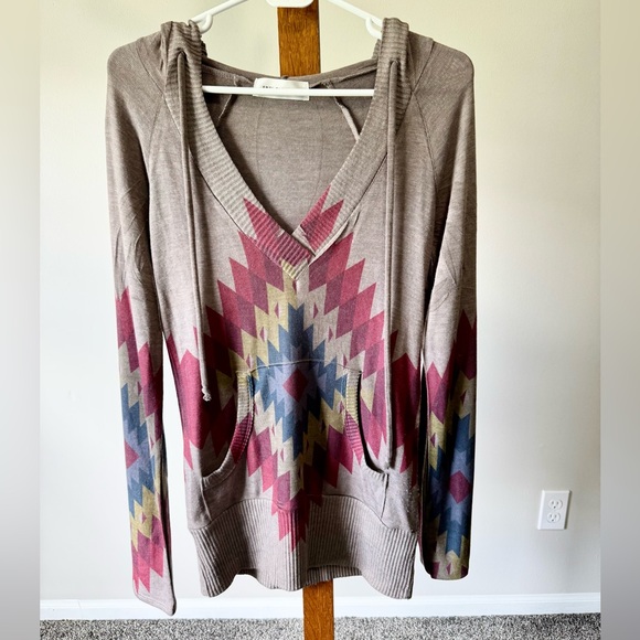 Enti Sweaters - Enti Glamour V-Neck Knit Sweater in Taupe Multicolor Aztec Print Sz Small